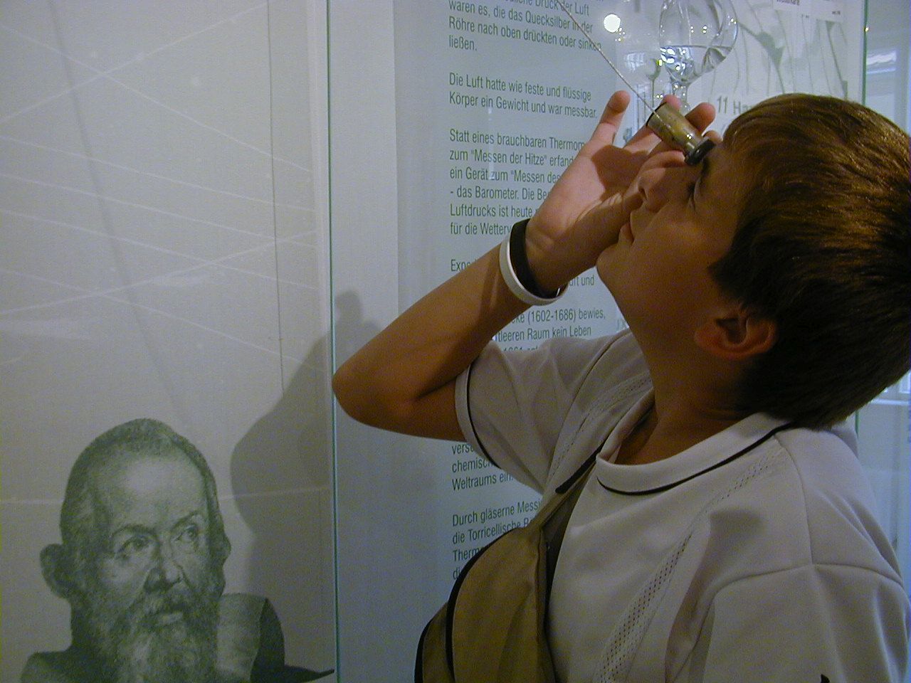 Wissenschaftliches Glaskabinett mit viel Stationen zum Ausprobieren